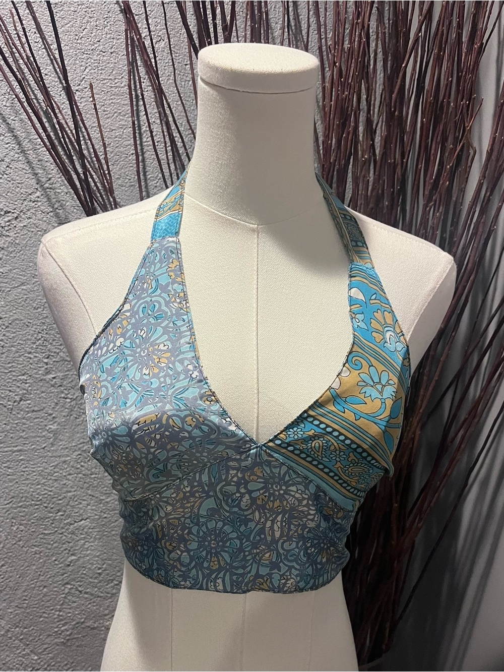 🌼KERALA BLUE FLORAL PRINT HLATER CROPPED TOP SIZE SMALL🌼